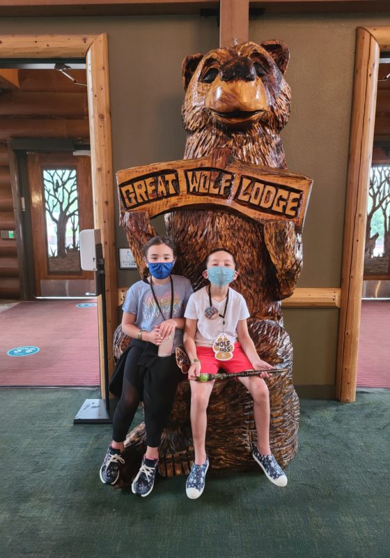 children posing in great wolf lodge